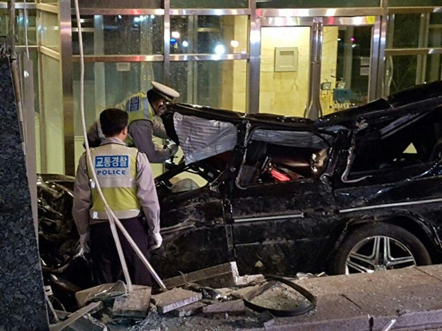 30일 배우 김주혁이 교통사고로 사망한 가운데 경찰이 사고 현장을 조사하고 있다. /온라인 커뮤니티