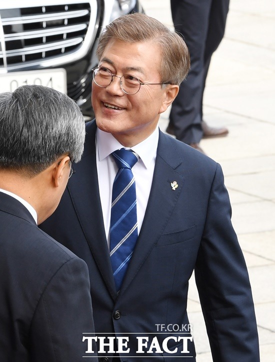 11월 1일 문재인 대통령의 국회 시정연설을 시작으로 본격적인 예산 국회가 시작된다. 문재인 대통령이 지난 12일 국회에서 취임 후 첫 시정연설을 마친 뒤 국회를 나서고 있다./더팩트DB