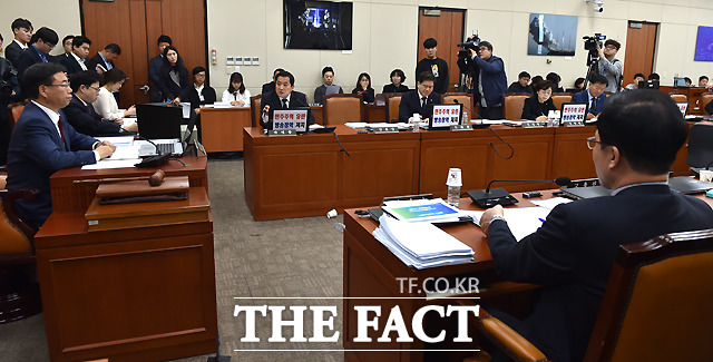 지난 26일과 27일 신경민 더불어민주당 의원의 회의 주재에 대한 정당성을 놓고 의사진행 발언을 하는 박대출 자유한국당 간사.