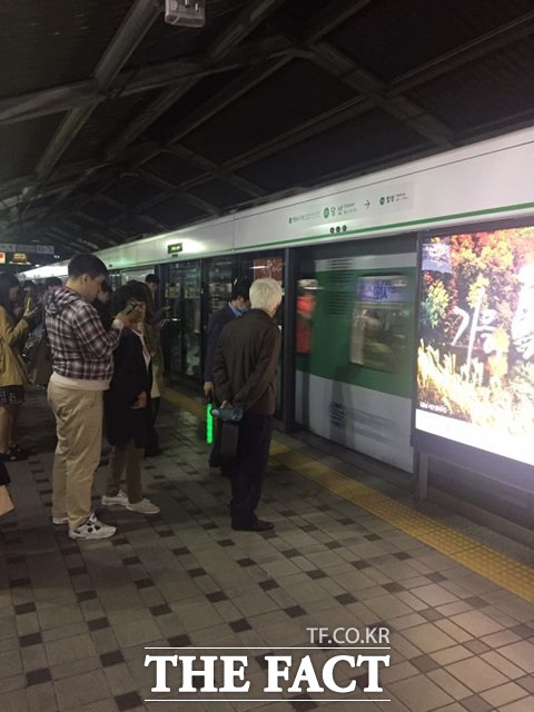 지난 25일 오후 6시 50분부터 서울지하철 2호선 당산역(합정 방면) 승강장 안전문이 고장나 약 1시간 30분 동안 사고 위험에 노출됐다. 안전문이 열린 상태에서 열차가 승강장으로 진입하고 있다./독자 제공