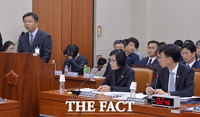 김상조 공정거래 위원장(오른쪽)이 임병용 GS건설 사장의 발언을 듣고 있다.