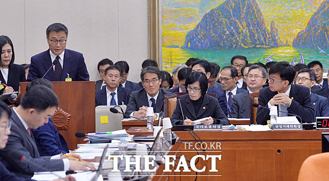 김상조 공정거래 위원장(오른쪽)이 스티븐 리 크리스토퍼 피자헛 대표이사의 발언을 듣고 있다.