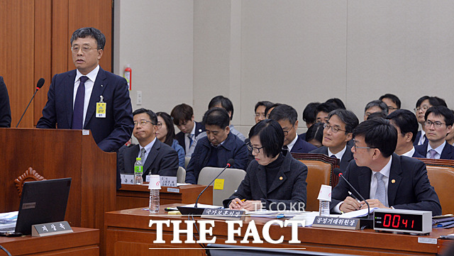 김상조 공정거래 위원장(오른쪽)이 최규복 유한킴벌리 대표이사의 발언을 듣고 있다.