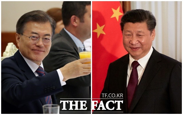 외교부는 31일 한국과 중국, 양국은 모든 분야의 교류협력을 조속히 회복키로 합의했다고 밝혔고, 청와대는 문재인(왼쪽) 대통령과 시진핑 중국 국가주석이 다음 달 APEC 회의 기간에 정상회담을 갖는다고 했다./더팩트DB