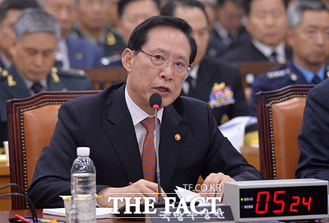 의원들 질의에 답하는 송영무 국방부 장관