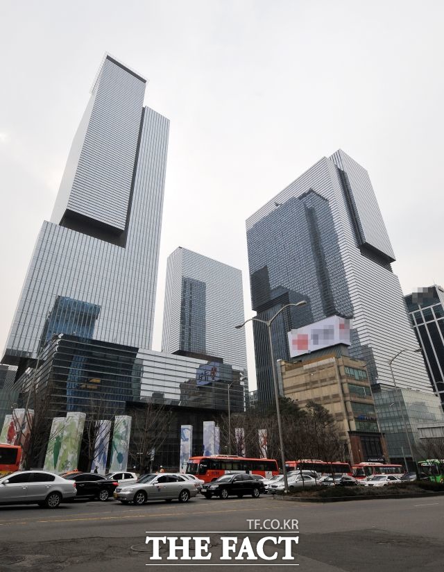 삼성전자는 이날 오전 8시 30분 서울 서초 사옥에서 이사회를 열고 오는 2018년부터 2020년까지 중장기 주주환원 정책을 확정해 발표했다.