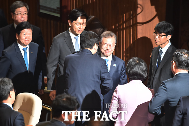 여당 의원들 사이서 환한 미소 날리는 문 대통령.