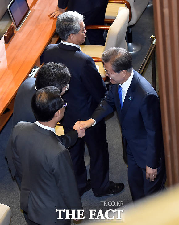 유승민 바른정당 의원과 악수.