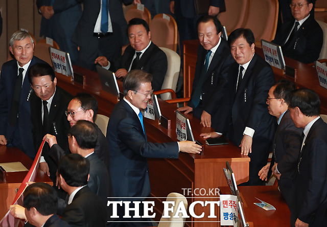 이런 자유한국당 의원들 사이로 들어간 문 대통령.