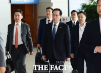 [TF포토] 중동지역 파병부대 방문 위해 출국하는 송영무 장관