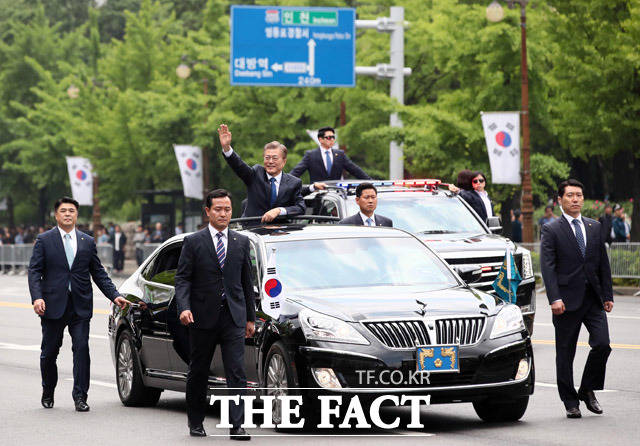 문재인 대통령은 취임 후 낮은 경호를 강조해왔다. 문 대통령이 지난 5월 10일 국회서 제19대 대통령 취임선서 행사를 마친 뒤 대통령 경호처의 경호를 받으며 국민들에게 인사를 하고 있다./배정한 기자