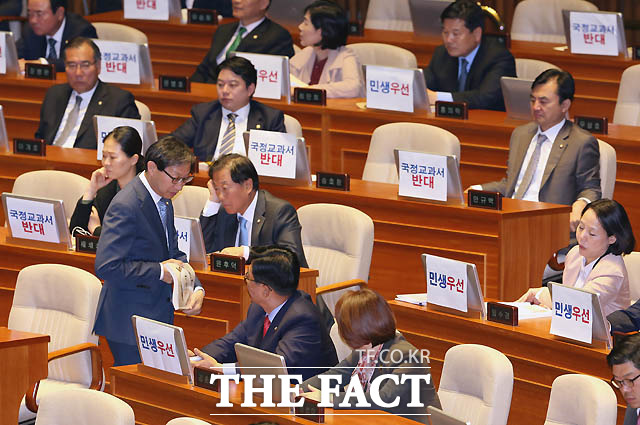 2015년 박근혜 전 대통령 시정연설 당시 컴퓨터 모니터 피켓 시위 벌이는 새정치민주연합 의원들./이새롬 기자