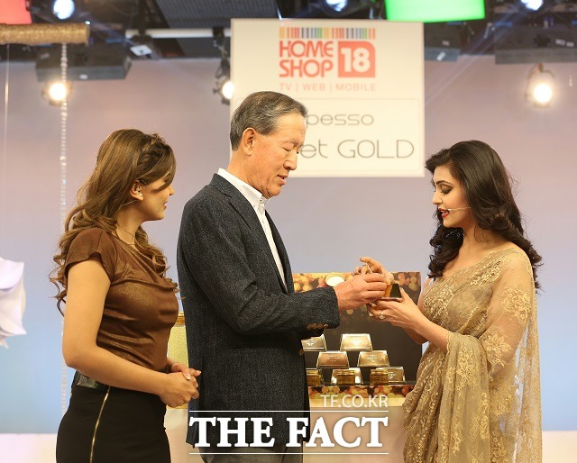 허창수 회장은 지난 1일 GS홈쇼핑의 인도 합작 홈쇼핑 홈샵18 스튜디오를 방문, 우리나라 중소기업 이엔엠이 수출한 마스크팩 제품 판매 현장을 직접 살폈다. /GS그룹 제공