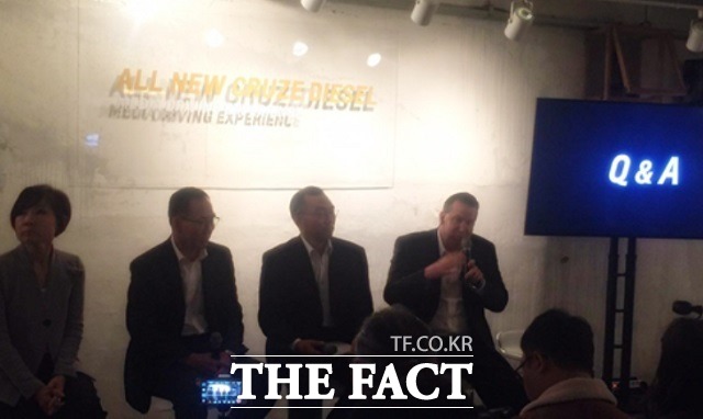 설리번(맨 오른쪽) 한국지엠 부사장이 1일 열린 올 뉴 크루즈 시승 행사에서 취재진을 질문에 대답하고 있다. /이성로 기자