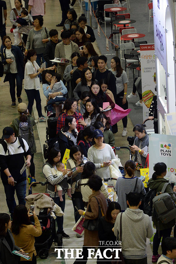 코엑스베이비페어가 3일 오전 서울 코엑스에서 열린 가운데 예비 엄마 아빠들이 아이들의 용품을 둘러보고 있다 ./임영무 기자