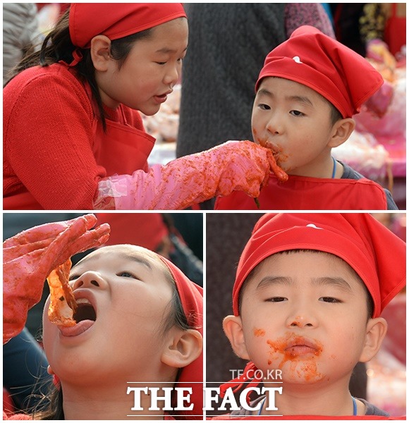 3일 오후 서울광장에서 열린 서울김장문화제에 참석한 어린이들이 김치를 맛보고 있다./임영무 기자