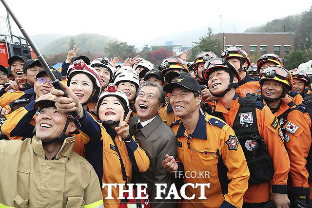 3일 충남 천안 소방학교에서 열린 소방의 날 행사에 참석한 문재인 대통령이 행사를 마친 후 소방관들과 기념촬영을 하고 있다. /청와대 제공