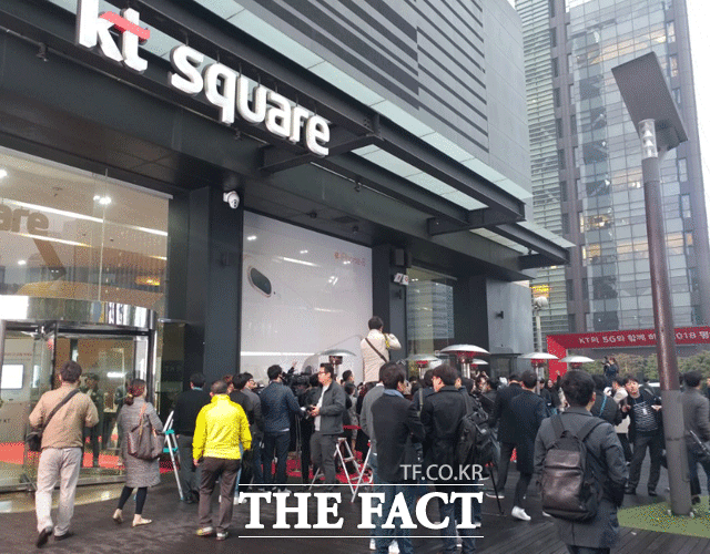 KT는 3일 오전 8시 서울 광화문 KT스퀘어에서 아이폰8 시리즈를 사전 예약한 고객을 대상으로 개통 행사를 진행했다. /광화문=이성락 기자