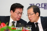 [TF포토] 자유한국당 1호 당원 제명?…머리 맞댄 홍준표-정우택