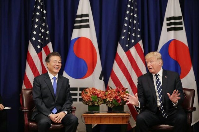 문 대통령과 트럼프 대통령은 방한 기간 세 번째 정상회담을 갖고 북핵 등 공조 방안을 논의한다./청와대 제공