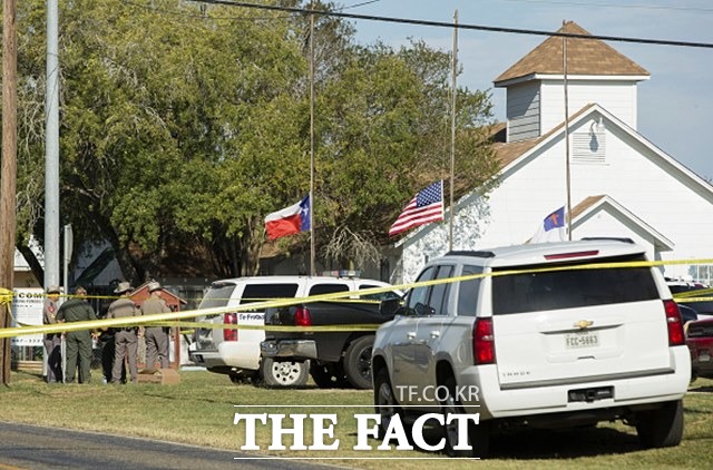 5일(현지시간) 발생한 텍사스 주 총기난사 사고 수습을 위해 현지 경찰과 FBI 등 수사기관이 출동했다. /게티이미지