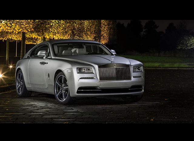 롤스로이스, 운전자 배려해 우산 탑재. 도끼의 차로 잘 알려진 롤스로이스에만 있는 특별함은 바로 우산이다. 운전자를 배려한 운전자석 우산부터 뒷좌석에 타는 오너를 위한 우산도 세팅이 돼 있다./ 롤스로이스 공식 SNS 계정