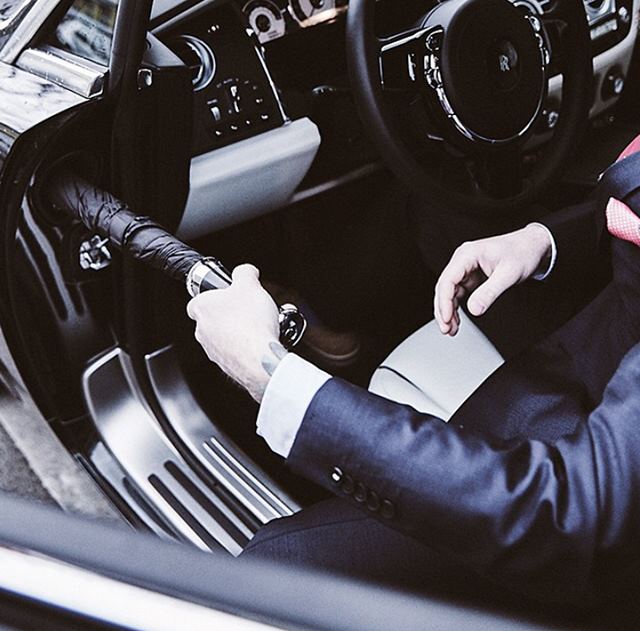 궁극의 럭셔리카 롤스로이스에 내재된 우산. 차량의 종류마다 우산이 있는 위치는 다르다고 롤스로이스 관계자는 설명했다./롤스로이스 공식 SNS 계정