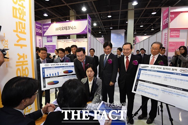 김현석 사장은 주최 측을 대표해 이용섭 부위원장, 안충영 위원장 등과 함께 행사에 참여한 기업의 부스를 둘러봤다.