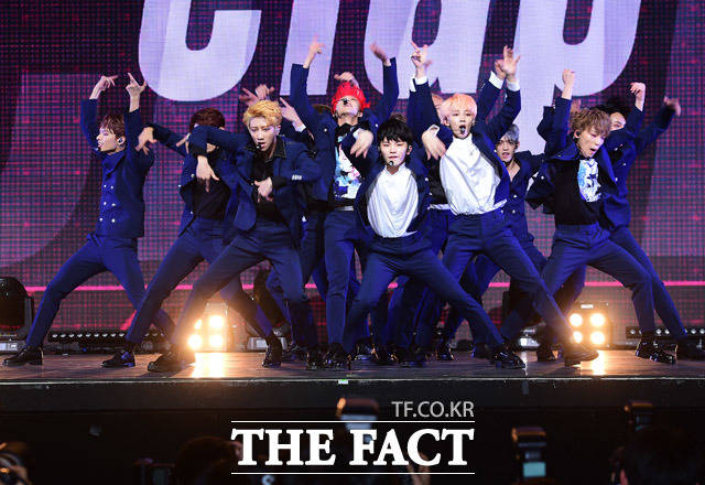 아이돌그룹 세븐틴의 새 앨범 틴, 에이지(TEEN, AGE) 쇼케이스가 6일 오후 서울 광진구 예스24 라이브홀에서 열린 가운데 세븐틴이 화려한 무대를 펼치고 있다. / 배정한 기자