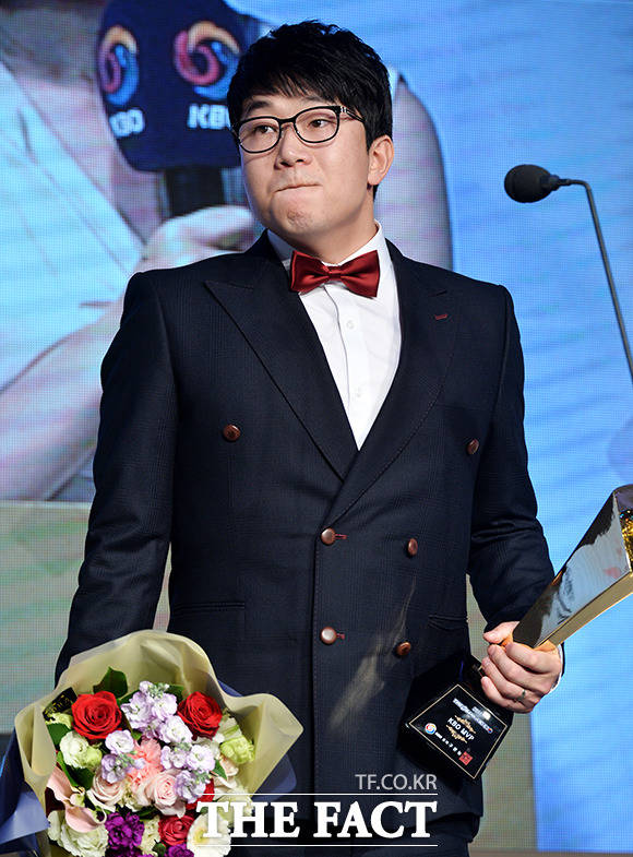 2017 타이어뱅크 KBO 시상식이 6일 오후 인터컨티넨탈 서울 코엑스 하모니볼룸에서 열린 가운데 KIA 양현종 선수가 MVP를 수상해 감격해하고 있다. /이덕인 기자