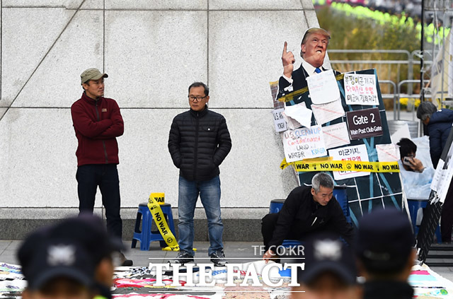 광화문 광장 세종대왕상 앞에서 트럼프 대통령 방한 반대 시위가 열리고 있다