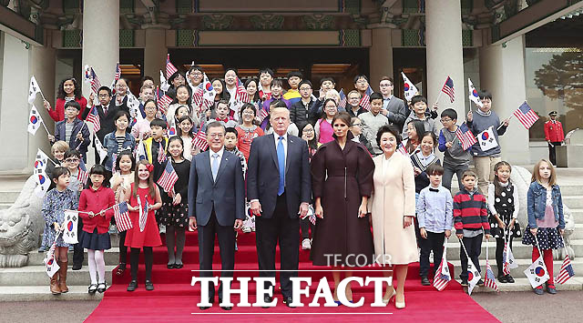 도널드 트럼프 미국 대통령내외가 7일   청와대에 도착해 환영나온 미국과 한국 어린들과 함께 기념촬영을 하고 있다./청와대 제공