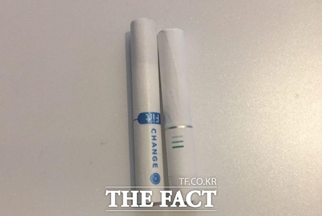 KT&G 릴 전용 연초인 핏(왼쪽)은 필립모리스 아이코스의 전용 담배인 히츠보다 조금 얇고 길다. /이성로 기자