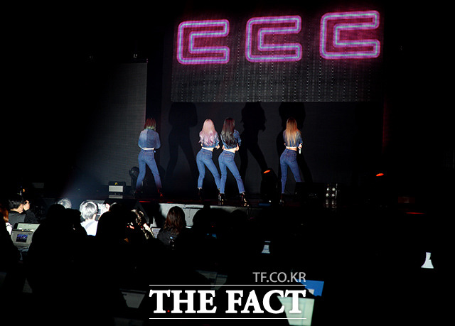 그룹 이엑스아이디가 7일 열린 쇼케이스에서 신곡 덜덜덜 무대를 펼치고 있다. /이덕인 기자