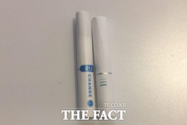 KT&G 릴 전용 연초인 핏(왼쪽)은 필립모리스 아이코스의 전용 담배인 히츠보다 조금 얇고 길다. /이성로 기자