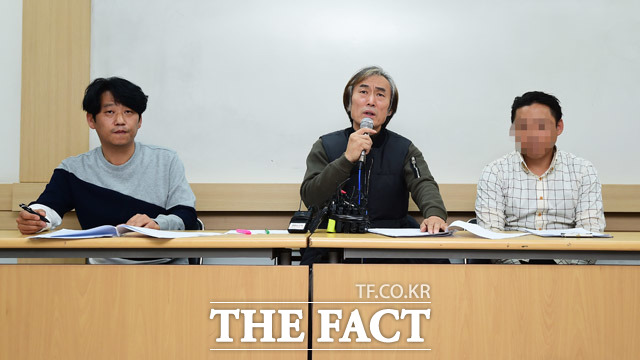 영화 촬영 중 여배우를 성추행한 혐의를 받고 있는 배우 조덕제(가운데)가 7일 오후 서울 종로 피앤티스퀘어에서 기자회견을 열고 성명서를 발표하고 있다. / 배정한 기자