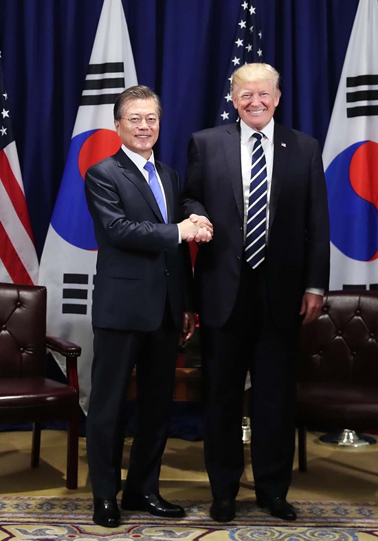 미국 도널드 트럼프 대통령(오른쪽)이 7일과 8일 양일간 한국을 국빈 방문한다. 사진은 지난 9월 22일 뉴욕에서 열린 한미 정상회담에서 문재인 대통령과 트럼프 대통령이 악수하는 모습. /청와대 제공