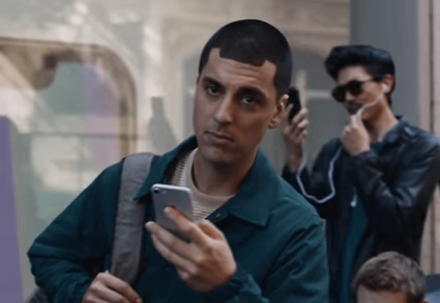 삼성전자가 아이폰을 조롱하는 광고를 선보여 누리꾼들의 눈길을 끌고 있다. /삼성전자 광고 영상