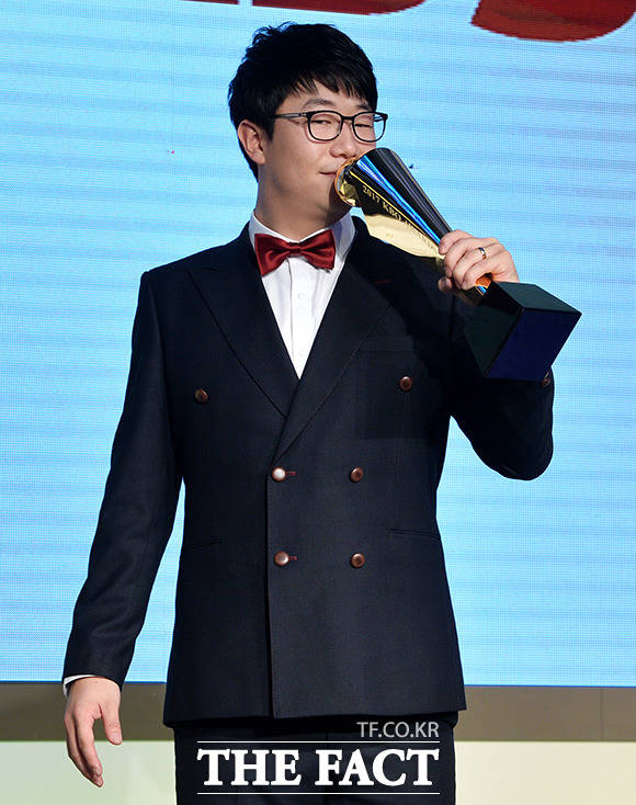 2017 타이어뱅크 KBO 시상식이 6일 오후 인터컨티넨탈 서울 코엑스 하모니볼룸에서 열린 가운데 KIA 양현종이 MVP를 수상하고 있다. / 이덕인 기자