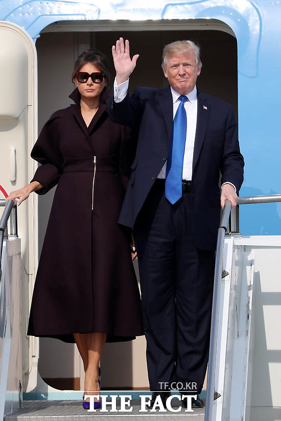 도널드 트럼프 미국 대통령과 부인 멜라니아 여사가 7일 오후 경기도 평택 주한미군 오산공군 기지에 도착하고 있다./사진공동취재단