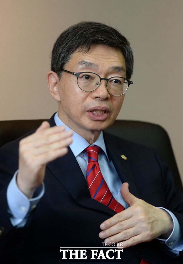 김현 대한변호사협회 회장은 13세는 올바른 판단이 형성된다고 볼 나이로는 어리다면서 미성년자의제강간죄 성립 기준 나이의 샹향을 주장했다. /임영무 기자