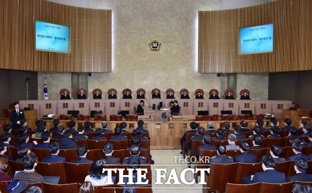 대법원 2부(주심 조희대 대법관)는 9일 자신보다 27살 어린 A양을 15살 때부터 성폭행한 혐의로 재판에 넘겨진 조모 씨에 대해 원심인 무죄 확정했다. /더팩트DB