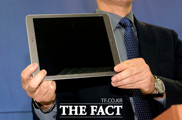 지난 1월 11일 박영수 특별검사팀은 서울 강남구 대치동 특검 사무실에서 장시호가 제출한 최순실 소유로 추정되는 제 2의 태블릿 PC를 언론에 공개했다. 이날 재판에서 공개된 태블릿 PC와는 다른 모델이다. /임세준 기자