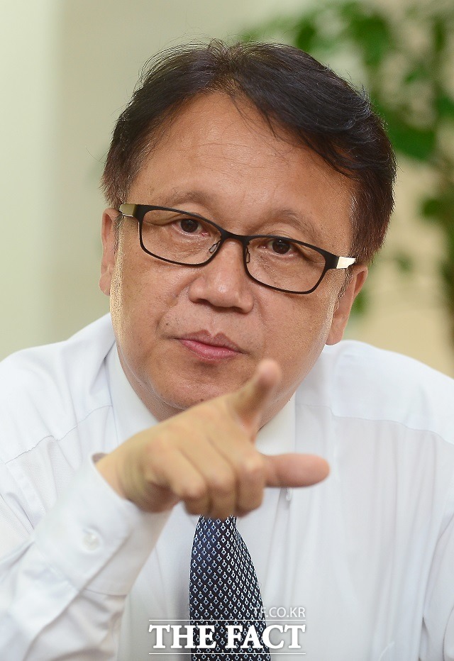 민병두 더불어민주당 의원은 10일 이명박 전 대통령을 출국 금지해야 한다고 주장했다. 그는 망명 신청 해외장기체류 아니면 숨 고르기 바람 쐬기. 어떤 판단을 할까? 수사는 기 싸움이다고 강조했다. /더팩트DB