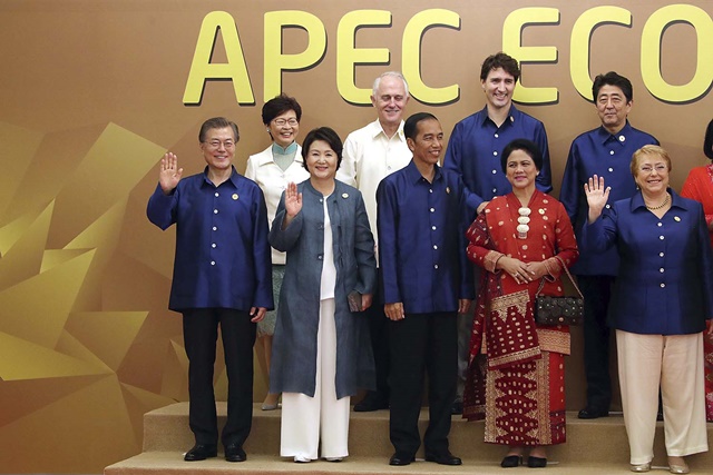 10일 저녁 다낭 쉐라톤호텔에서 문재인 대통령 등 각국 정상들이 APEC정상회의 갈라만찬 전 기념 촬영을 하고 있다./청와대 제공