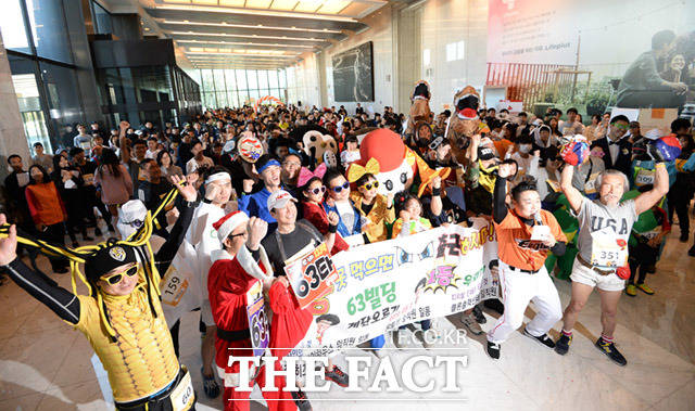제15회 63빌딩 계단 오르기 대회가 12일 오전 서울 영등포구 여의도 63빌딩에서 열린 가운데 참가자들이 출발 준비를 하고 있다. /임세준 기자
