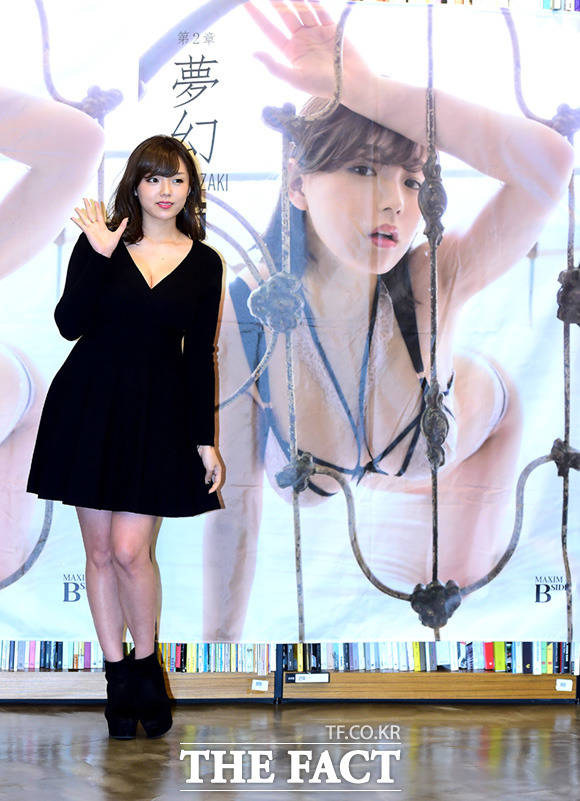 일본 모델 시노자키 아이가 12일 오후 서울 강남구 역삼동 YES24 강남점에서 열린 MAXIM B-SIDE #3 <몽환> 발매 기념 팬사인회에 참석해 포즈를 취하고 있다. /임세준 기자