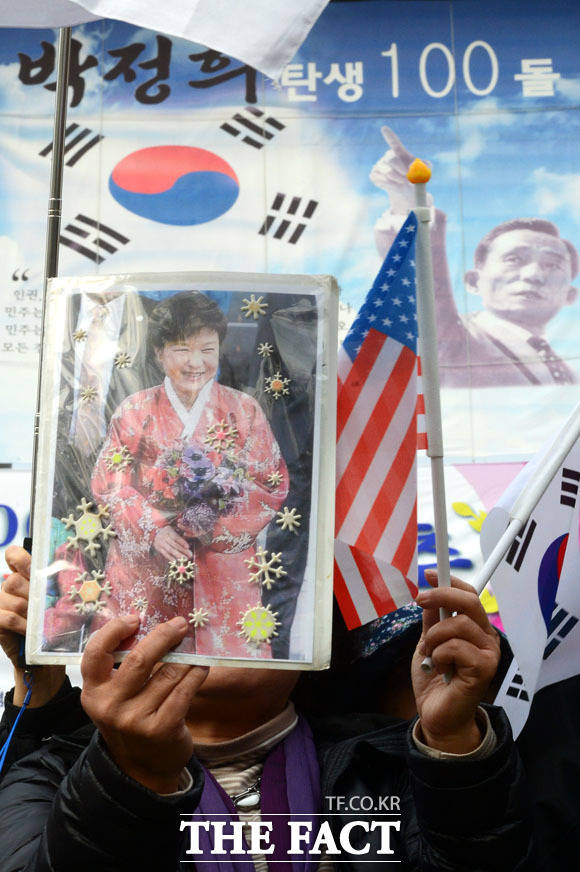 박근혜 전 대통령 사진들고 나온 기증식 참가자