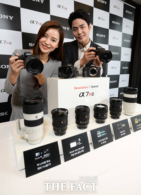 소니카메라 a7R III 및 올인원 줌렌즈 SEL24105G 출시행사가 13일 오전 서울 중구 더플라자 호텔에서 열려 모델들이 제품을 선보이고 있다. /임세준 기자