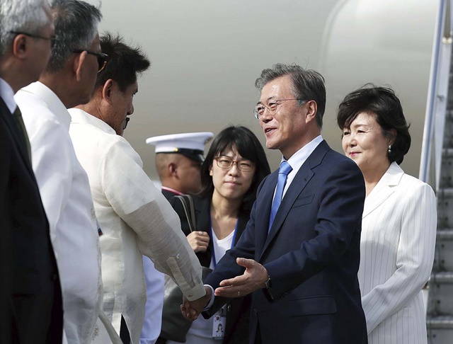 13일 필리핀 마닐라 공항에 도착한 문 대통령./청와대 제공